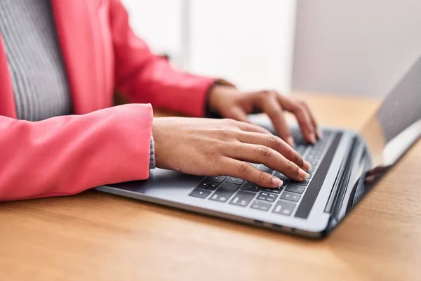 Trabajadora Negocios Latina Joven Usando Laptop Oficina —  Fotos de Stock