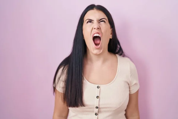 Genç Spanyol Kadın Pembe Arka Planda Kızgın Kızgın Bağırıyor Sinirli — Stok fotoğraf