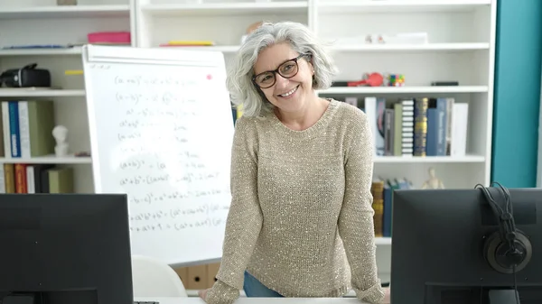 Orta Yaşlı Bir Kadın Gri Saçlı Bir Öğretmen Gülümsüyor Üniversite — Stok fotoğraf
