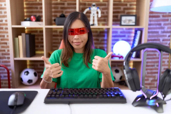 Chińska Kobieta Średnim Wieku Nosi Okulary Rzeczywistości Wirtualnej Znak Sukcesu — Zdjęcie stockowe