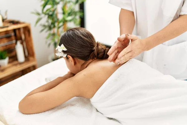 Young Latin Woman Relaxed Having Back Massage Beauty Center — Stock Photo, Image