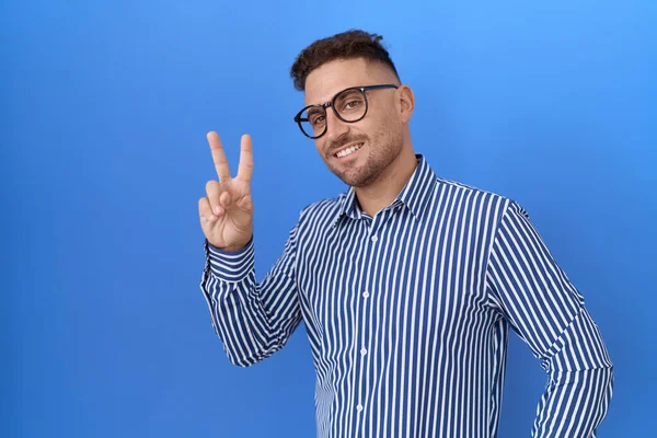 Hispanic Man Med Skägg Bär Glasögon Leende Tittar Kameran Visar — Stockfoto