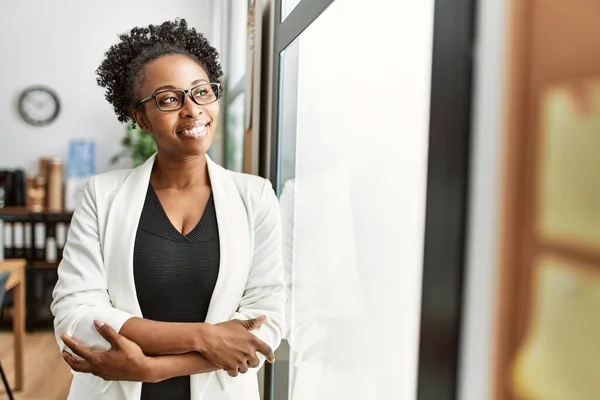 African American Woman Business Worker Smiling Confident Standing Office — Stock Photo, Image
