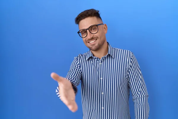 戴眼镜的西班牙裔男人面带微笑友善地握手致意和欢迎 成功的商业 — 图库照片