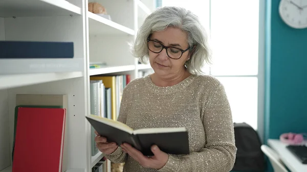 Middle Age Woman Grey Hair Teacher Reading Book University Classroom — ストック写真