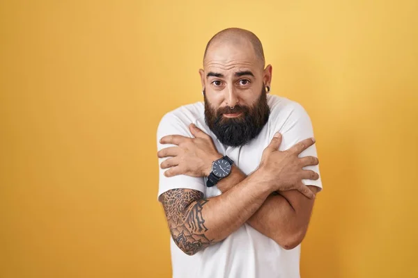Young Hispanic Man Beard Tattoos Standing Yellow Background Shaking Freezing — Stock Photo, Image