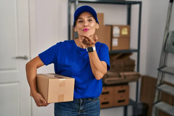 Middle Age Brunette Woman Working Wearing Delivery Uniform Cap Looking — Stok fotoğraf