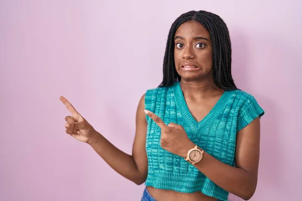 Mladý Africký Američan Copánky Stojící Nad Růžovým Pozadím Ukazuje Stranou — Stock fotografie