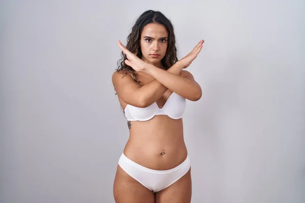 Mladá Hispánka Bílém Spodním Prádle Výraz Zkřížené Paže Dělá Negativní — Stock fotografie