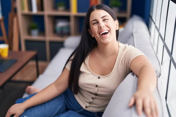 Joven Hermosa Mujer Hispana Sonriendo Confiada Sentada Sofá Casa — Foto de Stock