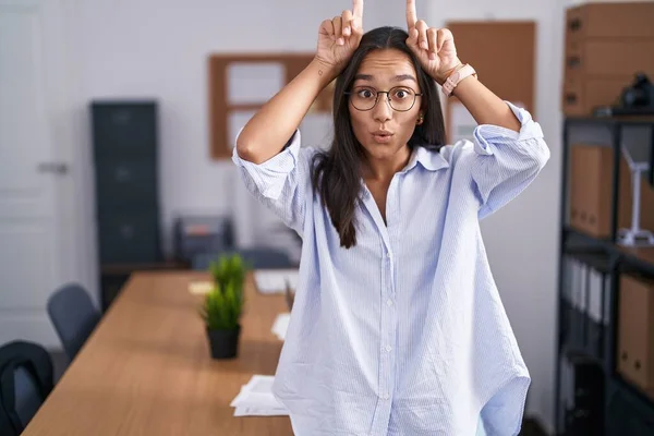 Joven Mujer Hispana Oficina Haciendo Gesto Divertido Con Dedo Sobre — Foto de Stock