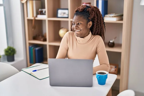 African American Woman Student Using Laptop Studying Home — Foto de Stock