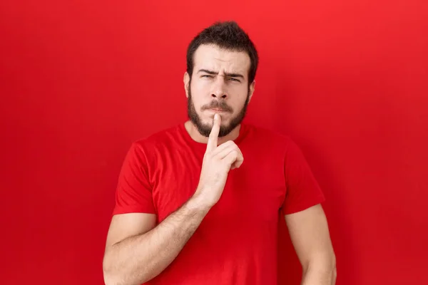 Junger Hispanischer Mann Lässigem Rotem Shirt Der Konzentriert Mit Dem — Stockfoto