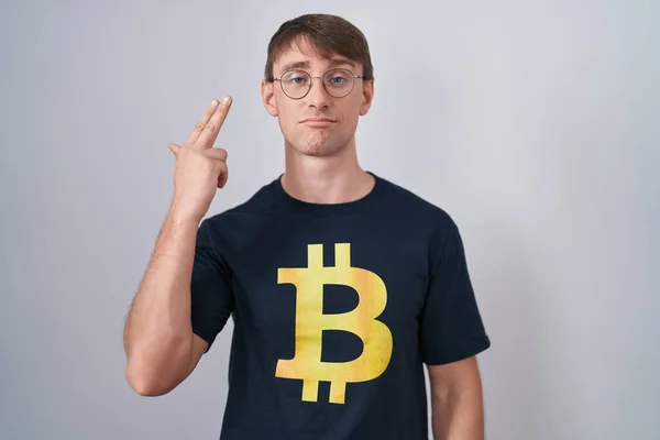 Blanke Blonde Man Draagt Bitcoin Shirt Schieten Zichzelf Doden Wijzend — Stockfoto