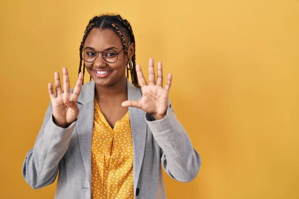 Африканская Американка Косичками Стоящая Желтом Фоне Показывающая Пальцами Номер Девять — стоковое фото