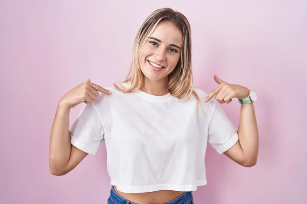 Young Blonde Woman Standing Pink Background Looking Confident Smile Face — Photo