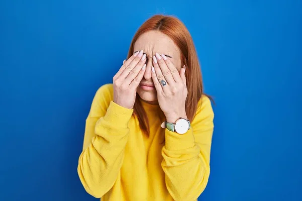 Mujer Joven Pie Sobre Fondo Azul Frotando Los Ojos Para — Foto de Stock