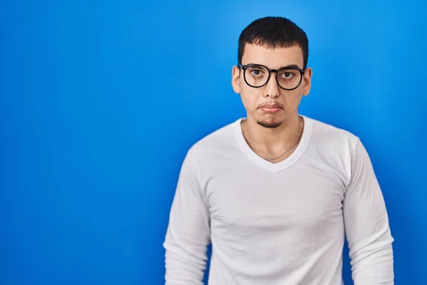 カジュアルな白いシャツと眼鏡を身に着けている若いアラブ人の男は落ち込んでおり 苦痛のために心配し 怒って恐れている 悲しい表情 — ストック写真