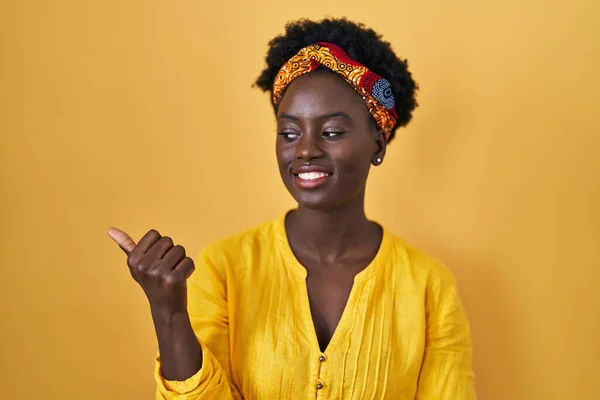 African Young Woman Wearing African Turban Smiling Happy Face Looking — Stock Photo, Image