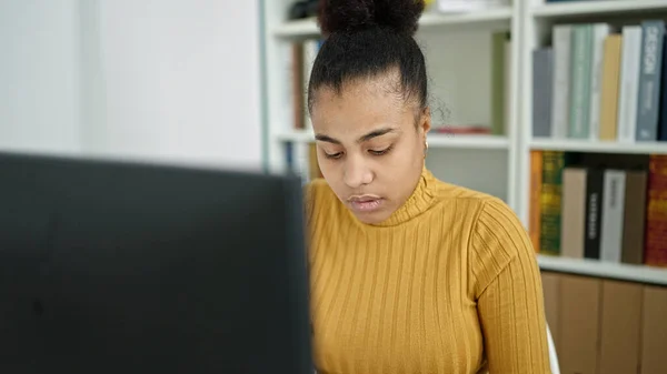Νεαρή Αφρο Αμερικανίδα Φοιτήτρια Που Χρησιμοποιεί Υπολογιστή Για Σπουδές Στη — Φωτογραφία Αρχείου