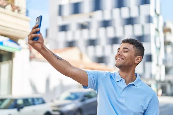アフリカ系アメリカ人の男は自信を持って笑顔で作る自画自分自身を作るスマートフォンで通り — ストック写真