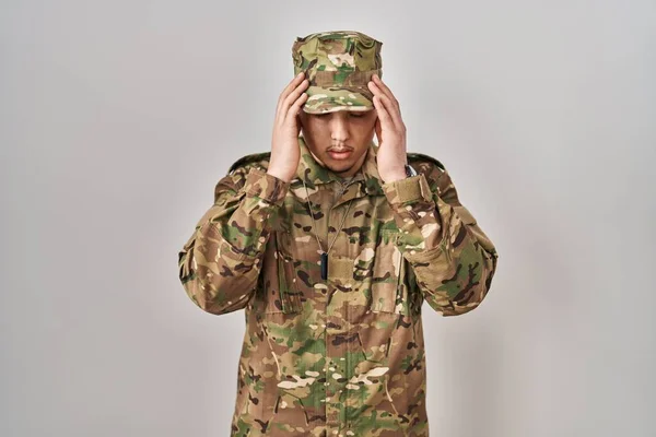 Mladý Arabský Muž Maskovací Armádní Uniformě Rukou Hlavě Bolest Hlavy — Stock fotografie