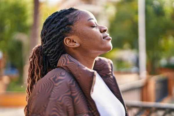 Afričanky Americká Žena Dýchá Zavřenýma Očima Parku — Stock fotografie
