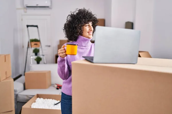 Young Middle East Woman Using Laptop Drinking Coffee New Home — Stock Photo, Image