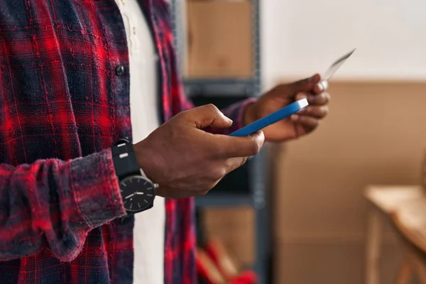 Młody Afrykanin Amerykański Człowiek Commerce Pracownik Pomocą Smartfona Karty Kredytowej — Zdjęcie stockowe