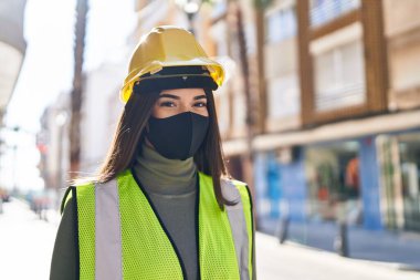 Sokakta tıbbi maske takan güzel İspanyol kadın mimar.