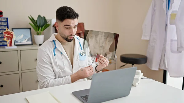 Młody Arabski Człowiek Lekarz Patrząc Xray Mając Wideo Połączenie Klinice — Zdjęcie stockowe