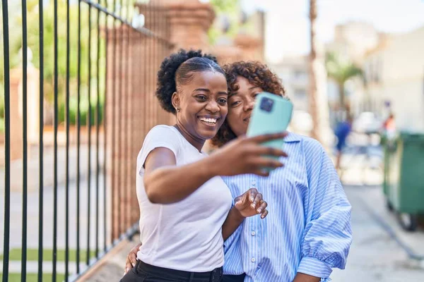 African American Women Mother Daughter Make Selfie Smartphone Street — Stockfoto