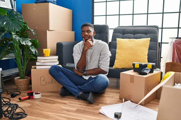 Hombre Afroamericano Sentado Suelo Una Casa Nueva Pensando Preocupado Por —  Fotos de Stock