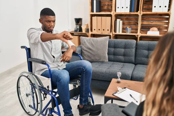 Tekerlekli Sandalyede Oturan Afrikalı Amerikalı Adam Mutsuz Kızgın Görünüyor Reddedilmiş — Stok fotoğraf