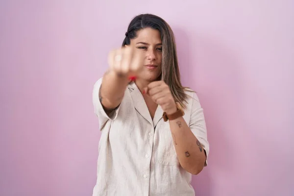 Mujer Rubia Pie Sobre Fondo Rosa Golpeando Puño Para Luchar —  Fotos de Stock