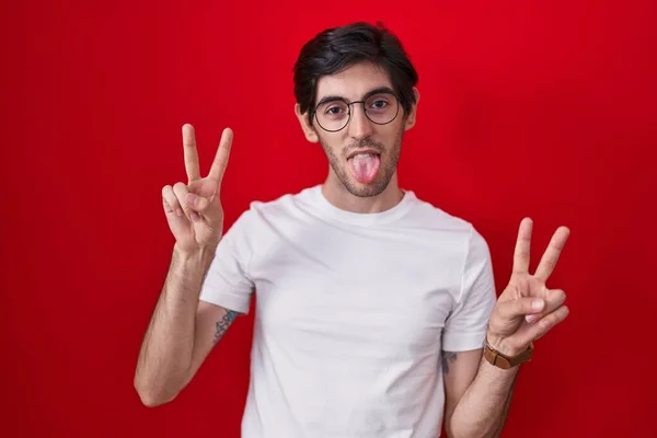 Junger Hispanischer Mann Der Vor Rotem Hintergrund Steht Lächelt Mit — Stockfoto