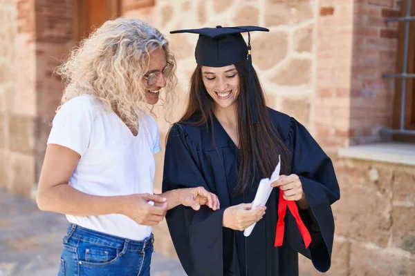 Two Women Mother Graduated Daughter Standing Together Campus University — Stockfoto