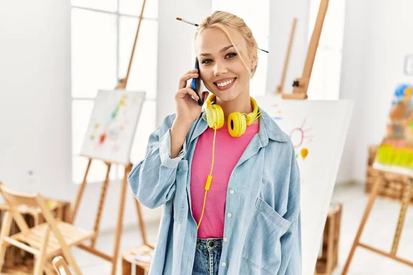 Mladá Běloška Umělkyně Mluví Smartphone Stojící Ateliéru Umění — Stock fotografie