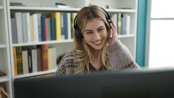 Young Blonde Woman Student Smiling Confident Having Video Call Library — Zdjęcie stockowe
