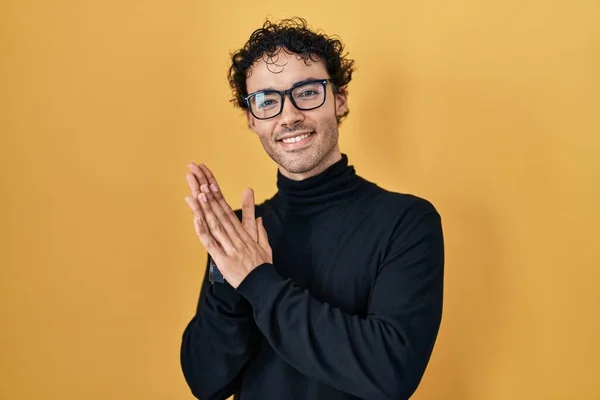 Hispanic Man Standing Yellow Background Clapping Applauding Happy Joyful Smiling — Stockfoto