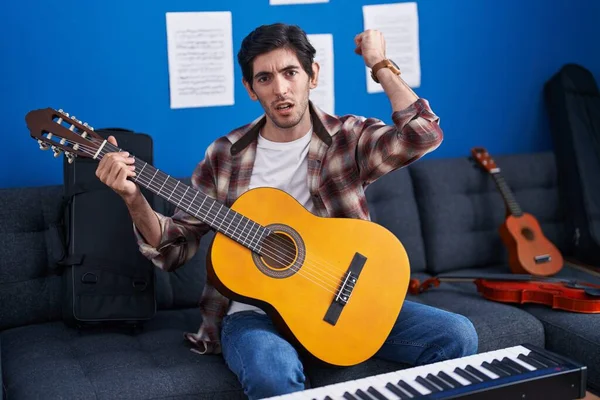 Müzik Stüdyosunda Klasik Gitar Çalan Spanyol Genç Adam Öfkeyle Bağırıyor — Stok fotoğraf