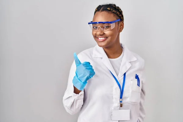 身穿科学家长袍 头戴辫子的非洲裔美国妇女 面带微笑 面带微笑 泰然自若 泰然自若 签了字 — 图库照片