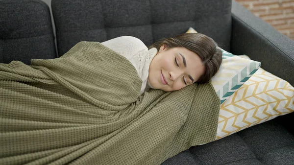 Young Beautiful Hispanic Woman Lying Sofa Sleeping Home — Stock fotografie