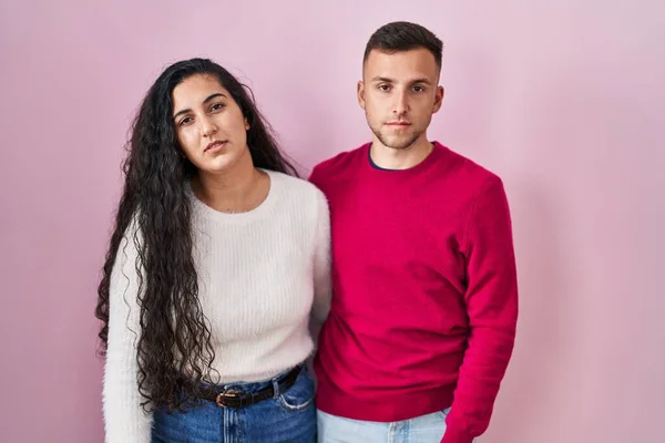 Jong Hispanic Paar Staan Roze Achtergrond Zoek Slaperig Moe Uitgeput — Stockfoto