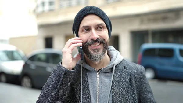 Νέοι Φαλακρός Άνθρωπος Χαμογελά Αυτοπεποίθηση Μιλώντας Στο Smartphone Στο Δρόμο — Φωτογραφία Αρχείου