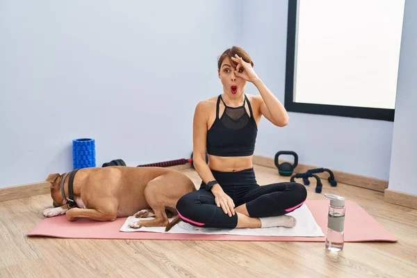 Young Beautiful Woman Sitting Yoga Mat Doing Gesture Shocked Surprised — Stock Photo, Image