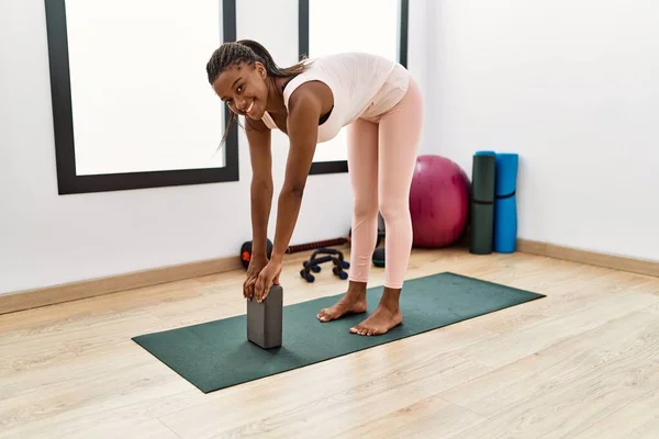 Giovane Donna Afroamericana Sorridente Fiducioso Stretching Centro Sportivo — Foto Stock