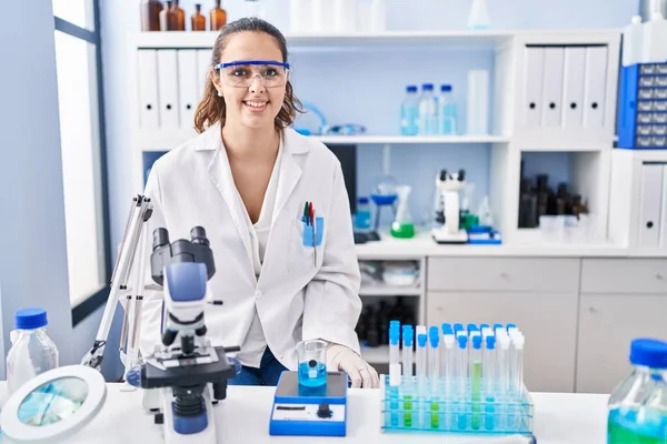 年轻的惊慌失措的女人在科学家实验室工作 脸上带着快乐而沉着的笑容 幸运的人 — 图库照片