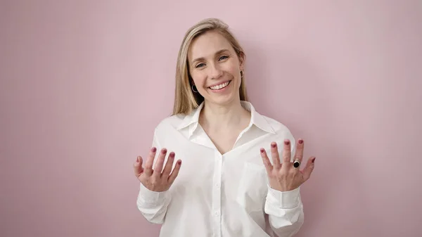 Young Blonde Woman Smiling Confident Doing Coming Gesture Hands Isolated — Stockfoto