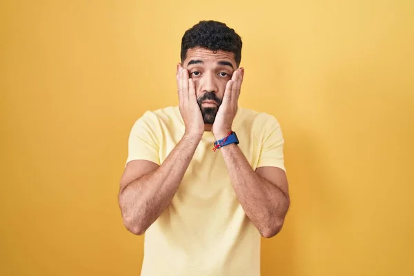 Hispanischer Mann Mit Bart Der Vor Gelbem Hintergrund Steht Müde — Stockfoto